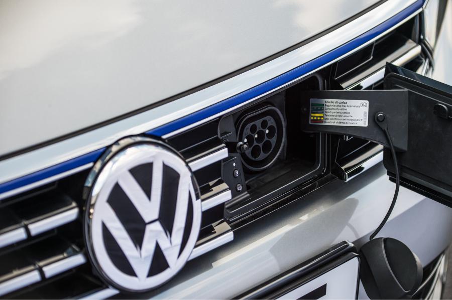 Логотип Volkswagen Passat Estate GTE 2016 года  (UK) (фото 1 из 30)